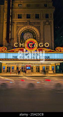 Beleuchtetes Chicago Theatre bei Nacht Stockfoto