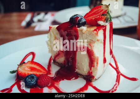 Gourmet-Beeren-Käsekuchen mit Erdbeerduft und Oreo-Käsekuchen im Hintergrund Stockfoto