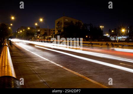 Leichte Spuren von vorbeifahrenden Autos auf einer Nachtstraße – Langzeitbelichtung, Lima Stockfoto