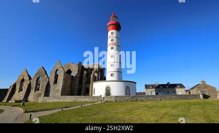 263 Leuchtturm von Saint-Mathieu überragt die alten Ruinen der Abtei Saint-Mathieu de Fine-Terre mit einer Reichweite von etwa 55 km Plougonvelin-Bretagne-Frankreich Stockfoto