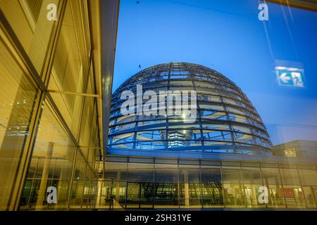 Berlin, Deutschland. Februar 2025. Blick auf die Reichstagskuppel des Bundestages einen Tag vor der letzten ordentlichen Sitzung der ablaufenden Legislaturperiode vor der Bundestagswahl am 23. Februar 2025. Quelle: Kay Nietfeld/dpa/Alamy Live News Stockfoto