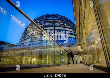 Berlin, Deutschland. Februar 2025. Blick auf die Reichstagskuppel des Bundestages einen Tag vor der letzten ordentlichen Sitzung der ablaufenden Legislaturperiode vor der Bundestagswahl am 23. Februar 2025. Quelle: Kay Nietfeld/dpa/Alamy Live News Stockfoto