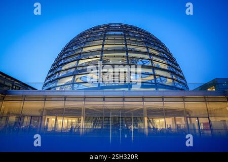 Berlin, Deutschland. Februar 2025. Blick auf die Reichstagskuppel des Bundestages einen Tag vor der letzten ordentlichen Sitzung der ablaufenden Legislaturperiode vor der Bundestagswahl am 23. Februar 2025. Quelle: Kay Nietfeld/dpa/Alamy Live News Stockfoto