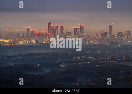 Manchester City Centre von Hartshead Pike im Osten der Stadt mit einem Teil von Ashton unter Lyne und Ost-Manchester im Vordergrund. Stockfoto