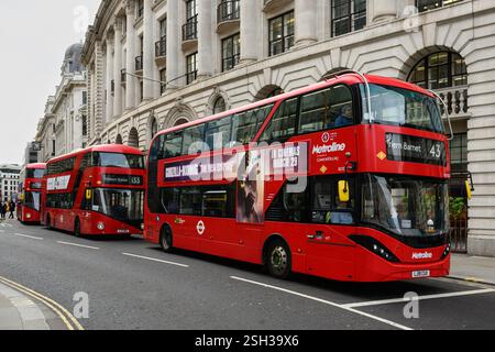 London, Großbritannien - 24. März 2024; Row of London Red Doppeldeckerbusse auf der City Street Stockfoto