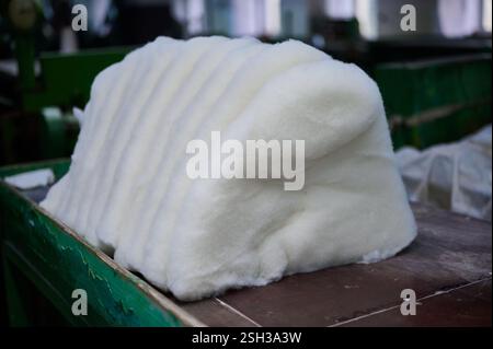 Die Herstellung von Halbfertigprodukten aus Filz unterstreicht die Kunstfertigkeit und das Können der Textilproduktion in einer belebten Werkstatt Stockfoto