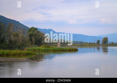 Ossiachsee in Österreich an einem bewölkten Morgen im Sommer, Sonnenaufgang Stockfoto