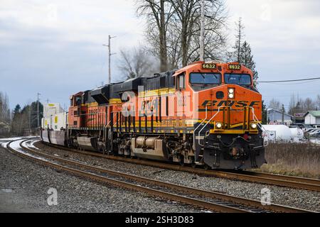 Monroe, WA, USA - 7. Februar 2025; BNSF intermodaler Güterzug im Winter auf gekrümmtem Gleis Stockfoto