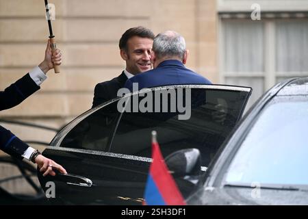 Paris, Frankreich. Februar 2025. Der Präsident der Republik, Emmanuel Macron, empfing am 10. Februar 2025 den Premierminister der Republik Armenien, Nikol Paschinian am Rande des Gipfels für Maßnahmen gegen KI im Elysee-Palast. - 10/02/2025 - France/Ile-de-France (Region)/Paris - Julien Mattia/Le Pictorium Credit: LE PICTORIUM/Alamy Live News Stockfoto