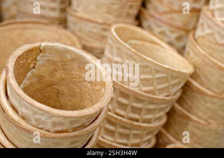 Jede Menge leere Eiskegel, Nahaufnahme, abstrakter Essenshintergrund Stockfoto