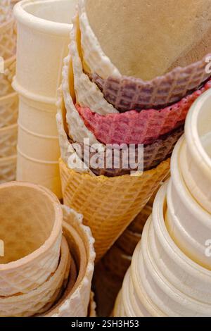 Jede Menge leere Eiskegel, Nahaufnahme, abstrakter Essenshintergrund Stockfoto
