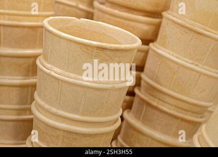 Jede Menge leere Eiskegel, Nahaufnahme, abstrakter Essenshintergrund Stockfoto
