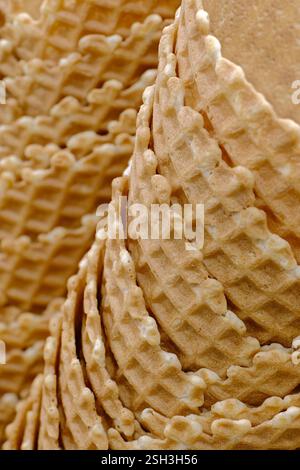 Jede Menge leere Eiskegel, Nahaufnahme, abstrakter Essenshintergrund Stockfoto