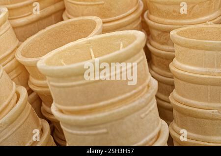 Jede Menge leere Eiskegel, Nahaufnahme, abstrakter Essenshintergrund Stockfoto