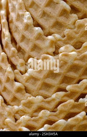 Jede Menge leere Eiskegel, Nahaufnahme, abstrakter Essenshintergrund Stockfoto