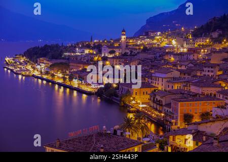 Den Gardasee. Blick über die Stadt und den Hafen von Limone sul Garda, Gardasee, Italienische Seen, Lombardei, Italien Stockfoto