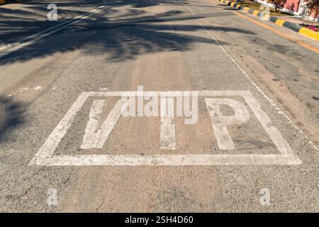Manama, Bahrain - 5. Januar 2025: Eine spezielle VIP-Lane, die deutlich auf dem King Fahd Causeway markiert ist und exklusiven Zugang für Fahrzeuge mit hoher Priorität bietet Stockfoto