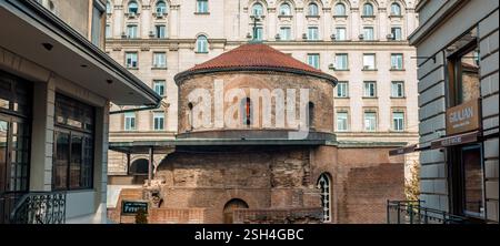 Straßenblick auf die St. George Rotunde Kirche in Sofia, Bulgarien Stockfoto