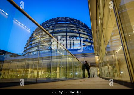 Berlin, Deutschland. Februar 2025. Blick auf die Reichstagskuppel des Bundestages einen Tag vor der letzten ordentlichen Sitzung der ablaufenden Legislaturperiode vor der Bundestagswahl am 23. Februar 2025. Quelle: Kay Nietfeld/dpa/Alamy Live News Stockfoto