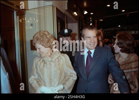 Präsident Richard Nixon und First Lady Pat Nixon nehmen an der Performance Digital Enhancement of a Public Domain Image Teil Stockfoto