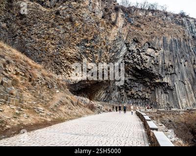 Garni, Armenien - 26. Januar 2025: Kopfsteinpflasterstraße in der Sinfonie der Steine in der Garni-Schlucht in der armenischen Provinz Kotayk am Wintertag Stockfoto