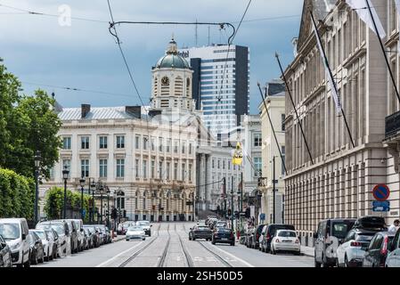 Stadtzentrum Brüssel, Region Brüssel Hauptstadt - Belgien - 06 20 2020 Blick über die Rue Royale und das Hilton Hotel im Königsviertel Stockfoto