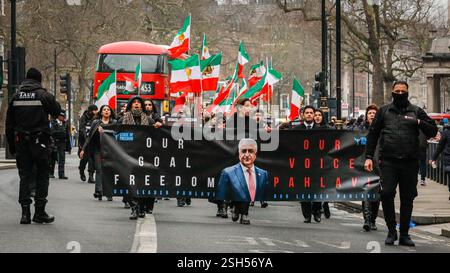 London, Großbritannien. Februar 2025. Die Demonstranten marschieren in Whitehall in Westminster gegen das derzeitige iranische Regime, zu den Aktivisten zählen diejenigen aus der Bewegung "Frau, Leben, Freiheit" und diejenigen, die Reza Pahlavi (Kronprinz von Iran, Sohn des ehemaligen Schahs) als ihren Anführer sehen. Quelle: Imageplotter/Alamy Live News Stockfoto