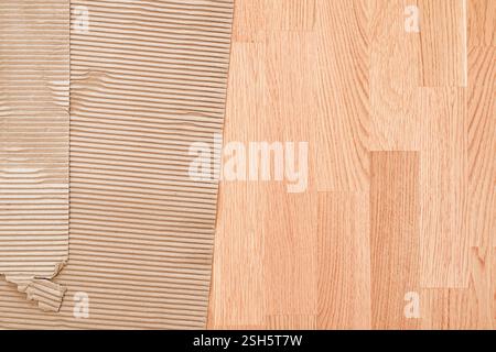 Papppapier und Naturparkett-Hartholzboden als Hintergrund und Textur Stockfoto