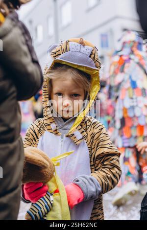 5-jähriges Mädchen im Tigerkostüm auf einem Karneval in Deutschland, voller Freude und Aufregung. Hochwertige Fotos Stockfoto
