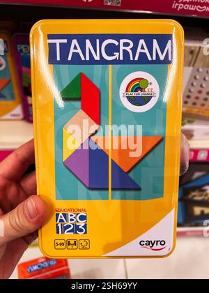 Kiew, Ukraine - 9. Februar 2025: Buntes, lehrreiches Tangram-Puzzlespiel in Blechverpackung, das Kreativität und Lernen fördert. Stockfoto