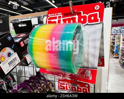 Kiew, Ukraine - 9. Februar 2025: Regenbogenfarbenes, gewickeltes Spielzeug wird in einem Spielwarengeschäft deutlich sichtbar gezeigt Stockfoto