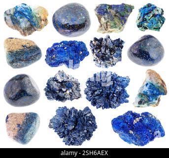 Verschiedene Exemplare ungeschnittener Azuritgesteine auf weißem Hintergrund Stockfoto