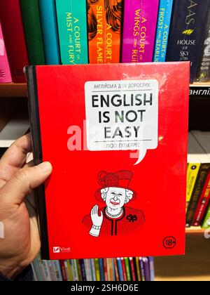 Kiew, Ukraine - 9. Februar 2025: Englisch ist nicht einfach. Farbenfrohes Buchumschlagdesign mit einer lustigen Version des Englischlernens für Erwachsene. Stockfoto