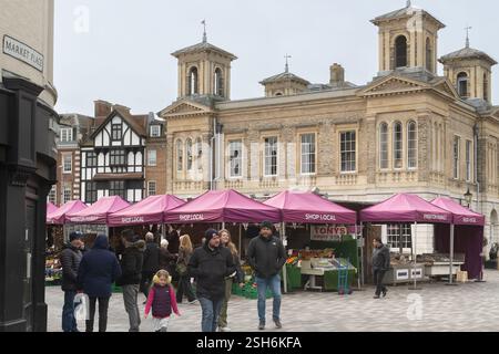 Kingston Market, Market Place, Kingston upon Thames. Die Leute durchstöbern Stände unter rosa Zelten. Lokale Produkte und Waren werden ausgestellt. Stockfoto