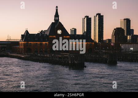 Die Central Railroad of New Jersey Terminal, erbaut 1889, wurde von der Fähre erobert, die von Ellis Island und Liberty Island zurückkehrte. Stockfoto