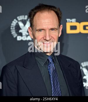 Beverly Hills, Usa. Februar 2025. Ralph Fiennes nimmt am Samstag, den 8. Februar 2025, an den 77. Jährlichen Directors Guild of America Awards im Beverly Hilton Hotel in Beverly Hills, Kalifornien, Teil. Foto: Chris Chew/UPI Credit: UPI/Alamy Live News Stockfoto