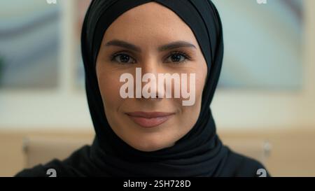 Nahaufnahme Gesicht ernsthafte ruhige arabische ethnische Frau muslimische islamische Mädchen trägt Hijab islam traditionelle nahöstliche Kleidung weibliche Geschäftsfrau Stockfoto
