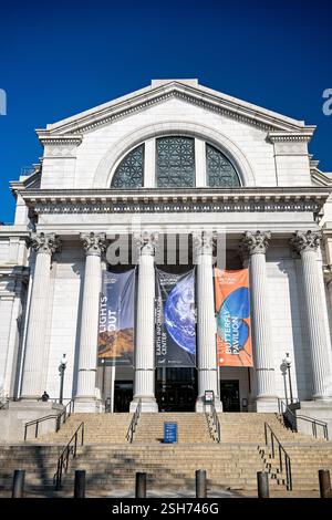 WASHINGTON DC – der große Eingang des National Museum of Natural History liegt gegenüber der National Mall. Das Beaux-Arts-Gebäude verfügt über einen Säulengang und eine breite Granittreppe, die zum Haupteingang führt. Die Fassade des Museums wurde 1910 fertiggestellt und veranschaulicht die Architektur der amerikanischen Institutionen des frühen 20. Jahrhunderts. Stockfoto