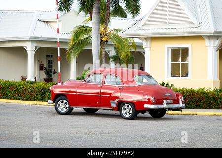 VARADERO, KUBA - 31. AUGUST 2023: Roter Chevrolet Deluxe 1951 Oldtimer in Kuba, Rückansicht Stockfoto