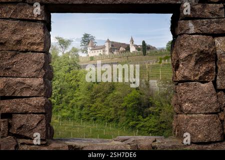 Blick auf das Schloss Kreithof vom Steinfenster im Sommer Stockfoto