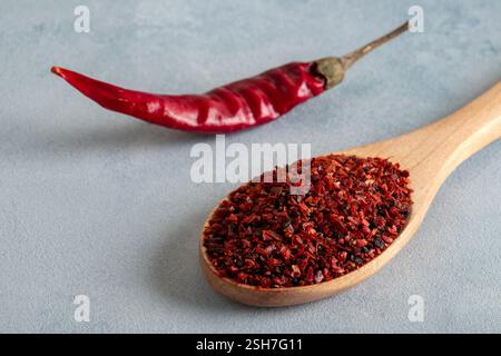Rote Chilischoten. Rote Chilischoten in einer Holzschale auf hellem Hintergrund. Getrocknete Chilischoten Stockfoto