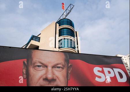 10.02.2025, Berlin, Deutschland, Europa - Wahlplakat des SPD-Spitzenkandidaten und Kanzlers Olaf Scholz vor dem Parteihauptsitz. Stockfoto
