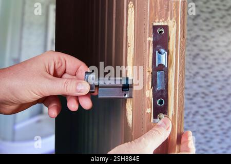 Präzisionsarbeit bei der Installation von Einsteckschieberschloss. Stockfoto