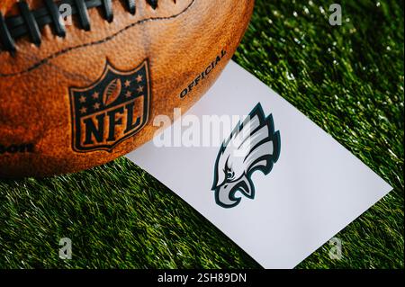 PHILADELPHIA, USA, 10. FEBRUAR 2025: Philadelphia Eagles NFL-Team Logo und American Football auf Green Grass. Stockfoto