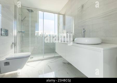 Ein Bild eines Badezimmers mit großer Dusche und Doppelwaschbecken in einem luxuriösen Ferienhaus Stockfoto