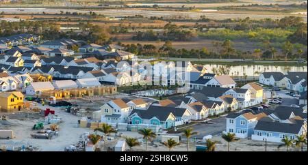 Holzrahmen neuer billiger amerikanischer Häuser im Bau. Die Entwicklung des Wohnheims in den USA Stockfoto