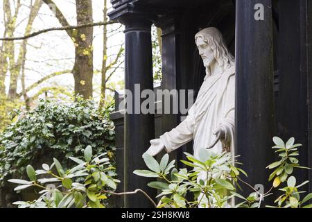 Weiße Christusfigur in schwarz gerahmt, Dresdner Waldfriedhof, Sachsen, Deutschland, Europa Stockfoto