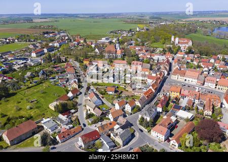 Luftaufnahme der Stadt mit Stadtkirche, Schloss und Rathaus, Strehla, Sachsen, Deutschland, Europa Stockfoto