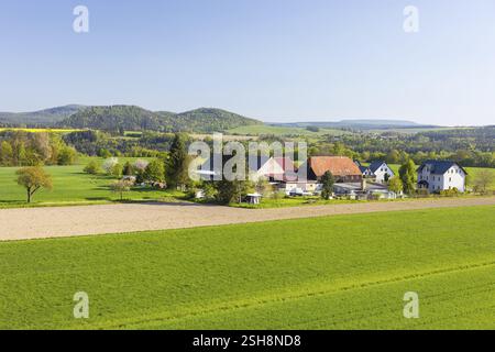 Blick nach Süden auf die Häuser des Landkreises Hoehe vom Aussichtsturm auf der Rathmannsdorfer Höhe in Rathmannsdorf, im Hintergrund Paps Stockfoto