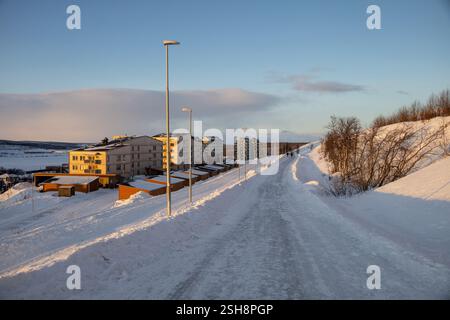 Blick auf die neue Wohngegend von Luossavaara mit niedriger stehender Sonne. Fotografiert Am 15. Januar 2025. Stockfoto